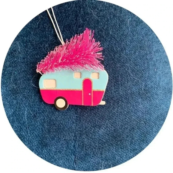 4 Nostalgic Pink Camper Ornaments w/Christmas Tree - Picture 2 of 5